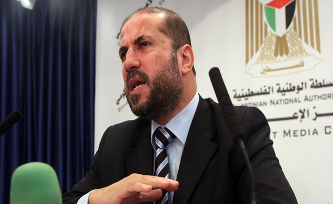 مستشار عباس: نتنياهو كان يوصل الأموال لغزة لضمان الهدوء وبقاء الانقسام