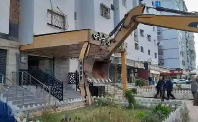 حملة لتحرير الأرصفة ونزع اللافتات والمظلات والحواجز ببلدية بئر الجير في وهران