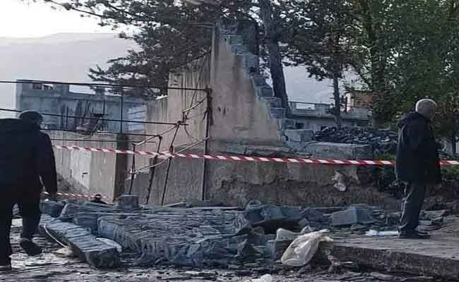 انهيار الجدار الخارجي لمتوسطة بالأخضرية في البويرة