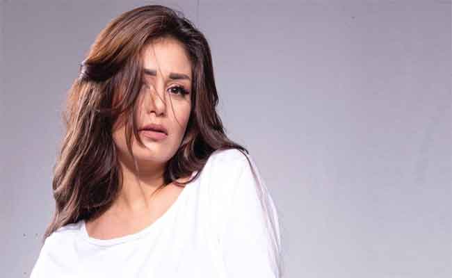 منة فضالي بين حسن الرداد وأحمد زاهر في