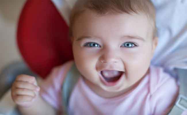 تطور نمو المولود في الشهر الثاني بين المناغاة والابتسامة...