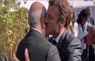 الشاذ تبون اشتاق الى قبلات الرئيس ماكرون الحارة على وجنتيه الحمراء