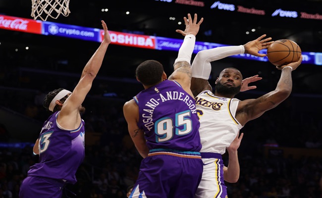NBA لوس أنجلوس ليكرز يتغلب على أورليانز بيليكانز ويتأهل لنهائي البطولة...