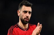 برونو فرنانديز يعاني...