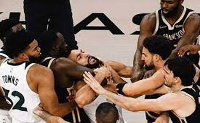 إيقاف درايموند غرين لاعب غولدن ستيت بسبب الاعتداء على منافس...
