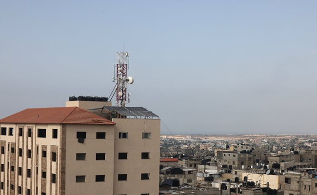 انقطاع الاتصالات يعمق عزلة الغزيين ويؤرق ذويهم في الخارج