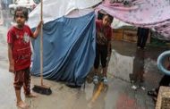 الأمطار تفاقم بؤس النازحين في غزة والمياه تغرق خيامهم