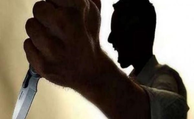 يقتل صديقه غدرا بسبب خلاف حول المهلوسات ثم يدعي الجنون أثناء محاكمته