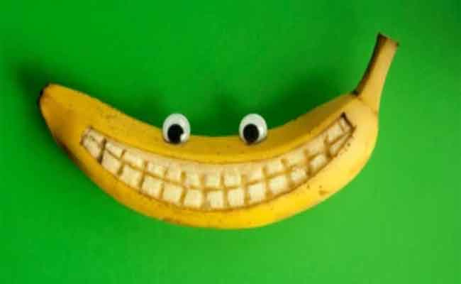 أضرار قشر الموز للأسنان ضئيلة جداً مقارنة بفوائده وفق طبيبة...
