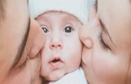 دراسات تحذر: احتضني طفلك ولا تقبليه