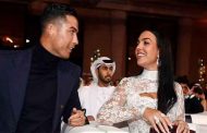 بعد حضورها حفل توزيع جوائز غلوب سوكر بدبي جورجينا رودريغز في Joy Awards 2024...