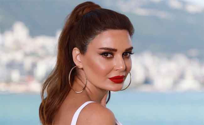 صور...سيرين عبد النور تستفتي جمهورها: أي صورة حبيتوها؟