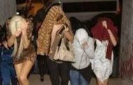 السياحة الجنسية / خليجي ينتج عشرات الفيديوهات الجنسية رفقة مجموعة عاهرات جزائريات في وضعية ساخنة بالجزائر