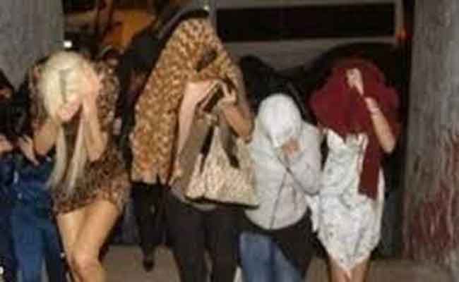 السياحة الجنسية / خليجي ينتج عشرات الفيديوهات الجنسية رفقة مجموعة عاهرات جزائريات في وضعية ساخنة بالجزائر