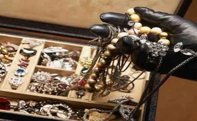 التماس 5 سنوات حبسا نافذا في حق امرأة سرقت مجوهرات ابنة محامية