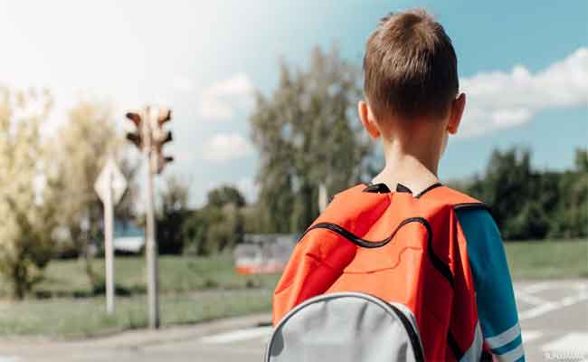 متى أسمح لطفلي بالخروج وحده؟