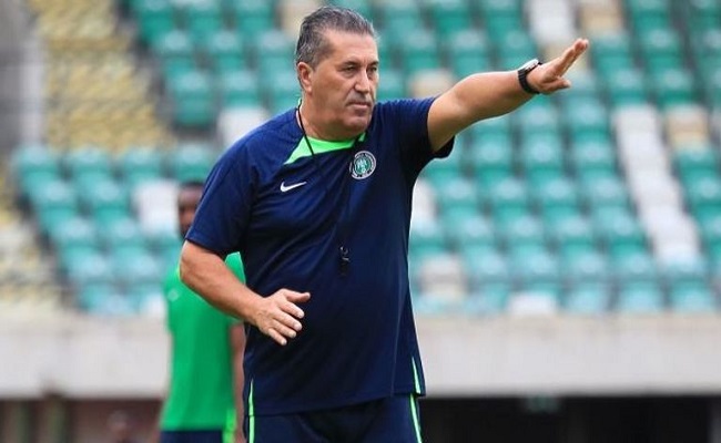 مدرب نيجيريا يرحب بعرض منتخب الجزائر...