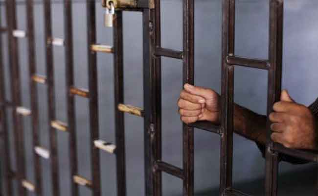 حبس جمركيَيَن بالمطار على ذمة التحقيق تلقيا رشاوى لتسهيل فرار بارون مخدرات
