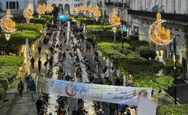 العاصمة تنظم أكبر مائدة إفطار جماعي خلال شهر رمضان