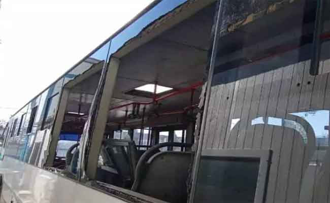 إعتداء مراهقين على على حافلة