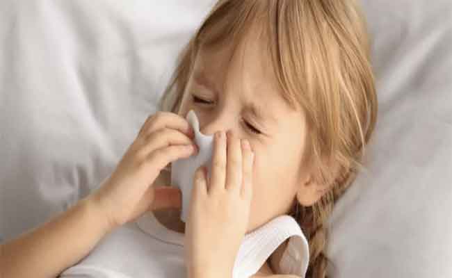 علاجات سريعة لتقليل أعراض السعال ونزلات البرد لدى طفلك