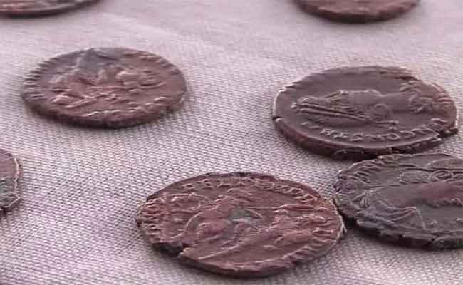 الإطاحة بامرأة حاولت تهريب قطع نقدية أثرية بمطار باتنة