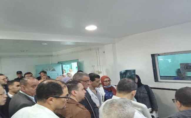 والي عنابة يطمئن على ضحايا انقلاب حافلة كانت تقل أفراد من الجيش