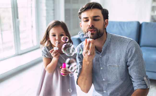 10 طرق لجعل زوجك يساعدك في تربية الأطفال...