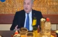 الجزائر يحكمها سكير يعتبر كل المواطنين حمير