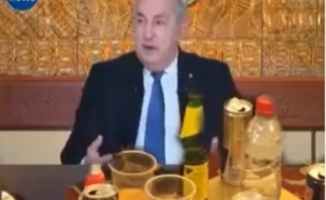 الجزائر يحكمها سكير يعتبر كل المواطنين حمير