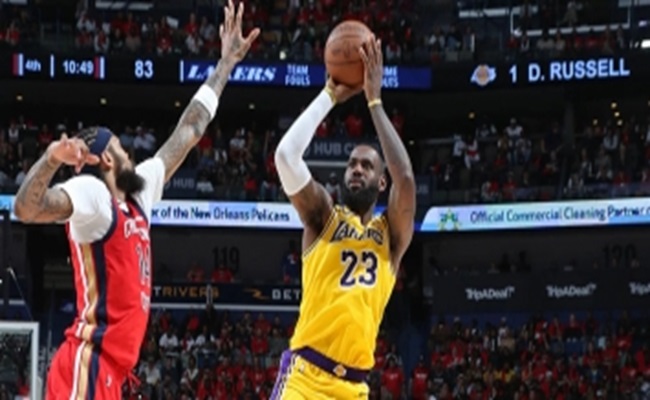 NBA...ليبرون جيمس يقود ليكرز للأدوار الإقصائية بدوري السلة الأمريكي