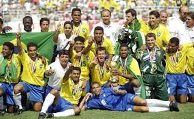 أسطورة الكرة البرازيلية يعود إلى الملاعب بعد 17 عامًا من الاعتزال...