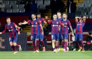 لاعب برشلونة يشتبك مع مشجع خارج الملعب...