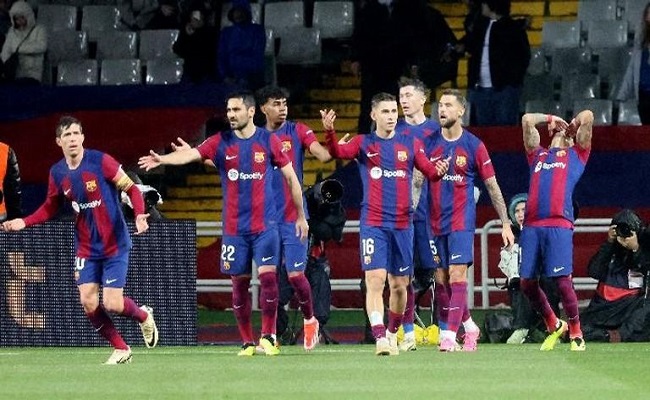 لاعب برشلونة يشتبك مع مشجع خارج الملعب...