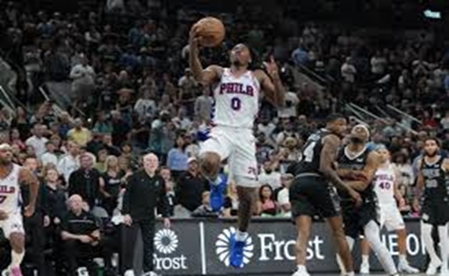 NBA...ماكسي يقود فيلادلفيا لهزيمة سبيرز بدوري السلة الأمريكي