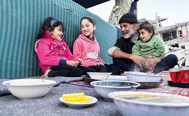غزة...أزمة الغاز توقف تكيات إطعام النازحين عن العمل