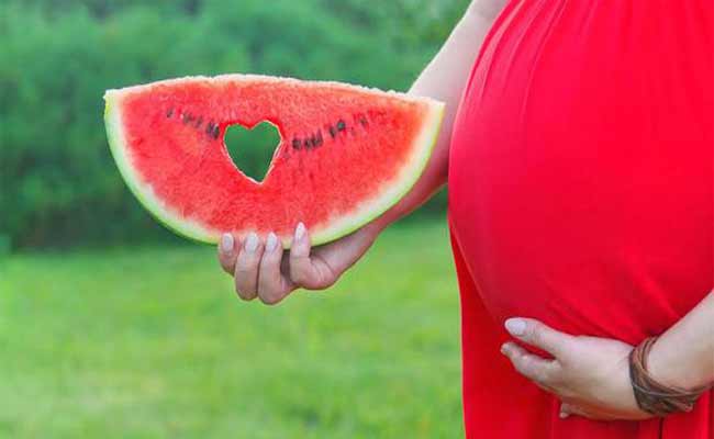 أضرار البطيخ في الشهور الأولى من الحمل...لا تفرطي في تناوله!