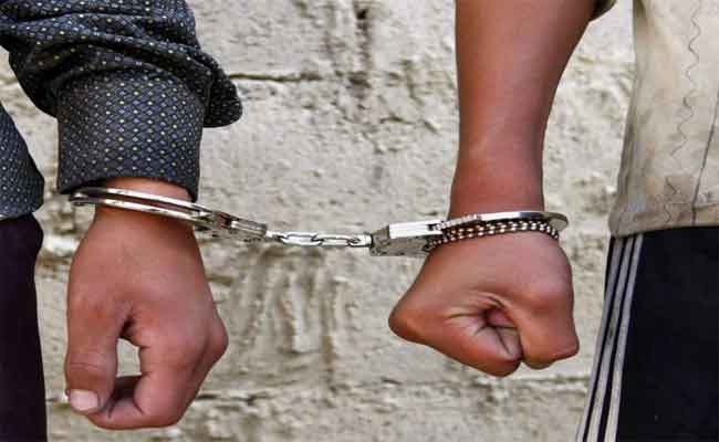 الإطاحة بشخصين يحترفان النصب عبر الفايسبوك بأم البواقي