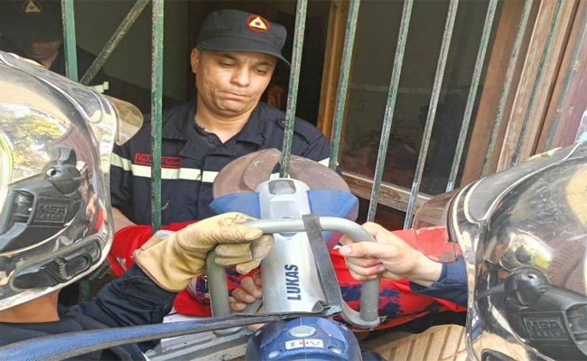 انقاذ طفل علق بقضبان حديدية لنافذة مسكن بالشلف