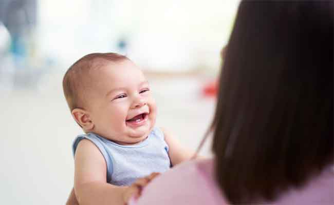 علامات يقول لكِ رضيعك بها إنه يحبك