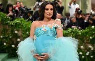 ليا ميشيل تخطف الأنظار بحملها في حفل ميت غالا 2024...