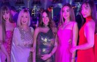 والدة هنا الزاهد تخطف الأنظار رفقة بناتها والجمهور: والدتهم أم أختهم؟
