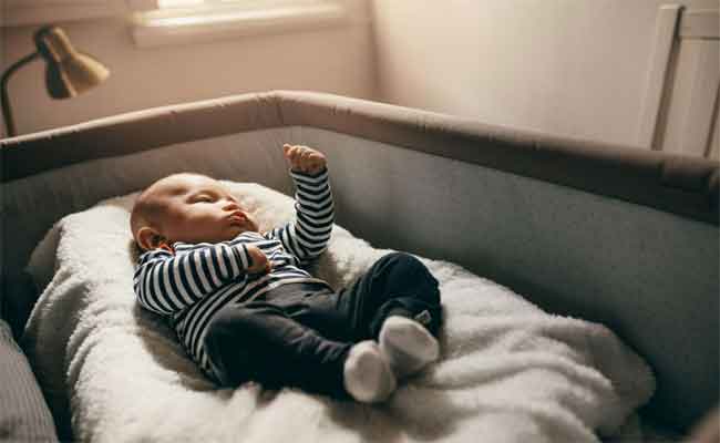 متى تفصلين طفلك الرضيع إلى غرفته الخاصة؟ومضار تأخير فصله