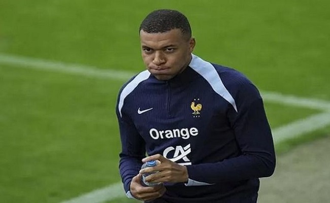 فيروس مجهول يضرب المنتخب الفرنسي...