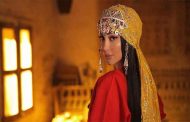 تسبح وسط الدلافين...إجازة صيفية على طريقة بسمة بوسيل وأبنائها