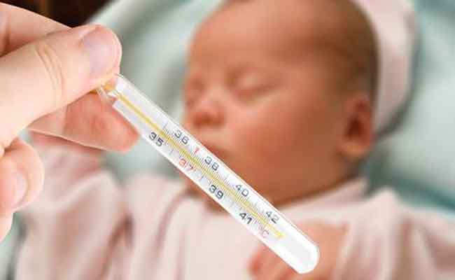 أسباب ارتفاع درجة حرارة الطفل غير الواضحة...وطرق علاجها