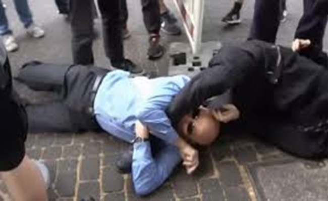 ألمانيا...سياسي يميني متشدد يعض متظاهرا ضد حزبه
