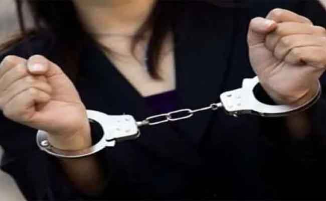 الإطاحة بامرأة تحترف النصب بانتحال صفة مسؤولة بشركة وطنية بتبسة