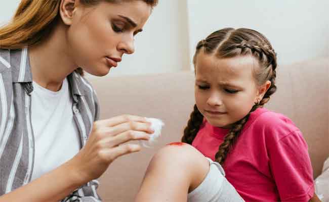 خطوات للتعامل مع إصابات طفلك المفاجئة؟