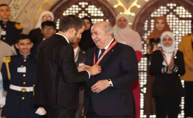 تبون يتوج بميدالية المتفوقين الأوائل في “الباك” والبيام”